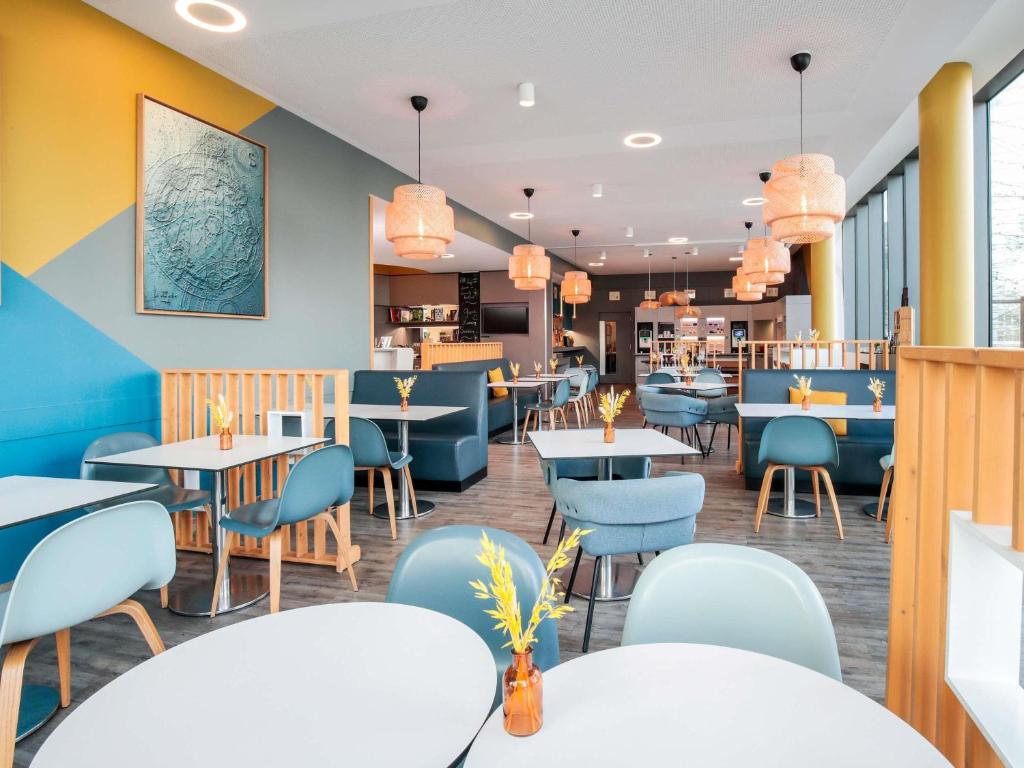 une salle à manger avec tables et chaises et une cafétéria dans l'établissement Novotel Suites Luxembourg, à Luxembourg