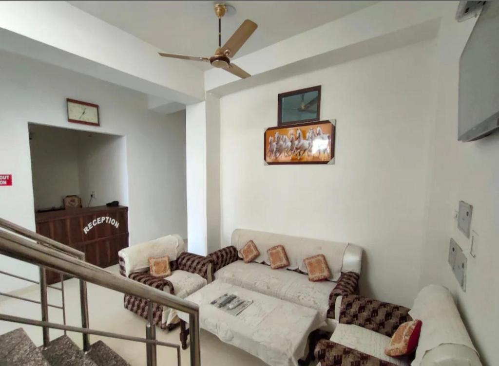 Televiisor ja/või meelelahutuskeskus majutusasutuses Arjun Guest house Malikpur Pathankot