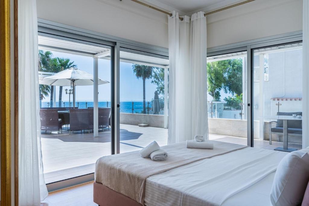 une chambre avec un lit et une vue sur l'océan dans l'établissement Beachfront Luxury Living Limassol, à Limassol