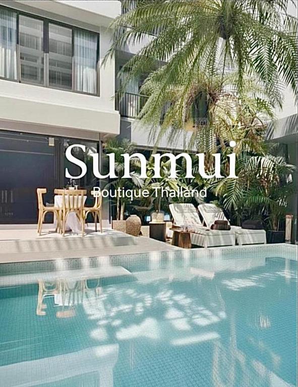 清迈SunMui Pool Villa - 7 Bedrooms - Old town的游泳池度假村的标志