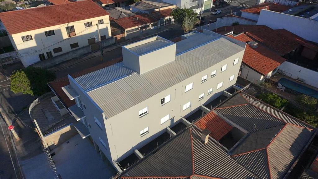 een uitzicht op een gebouw in een stad bij Edifício Catarina in Sorocaba