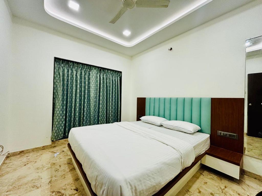 パンチガニにあるSHARTI Villaのベッドルーム(ベッド1台、緑のカーテン付)