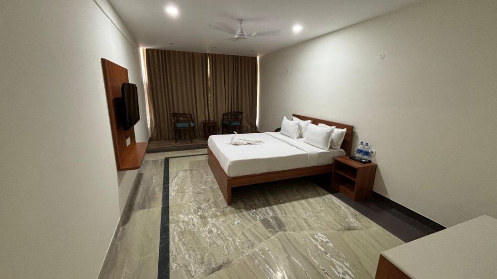 Ένα ή περισσότερα κρεβάτια σε δωμάτιο στο Panchvati by Aroghyadham Swasthya Kutir