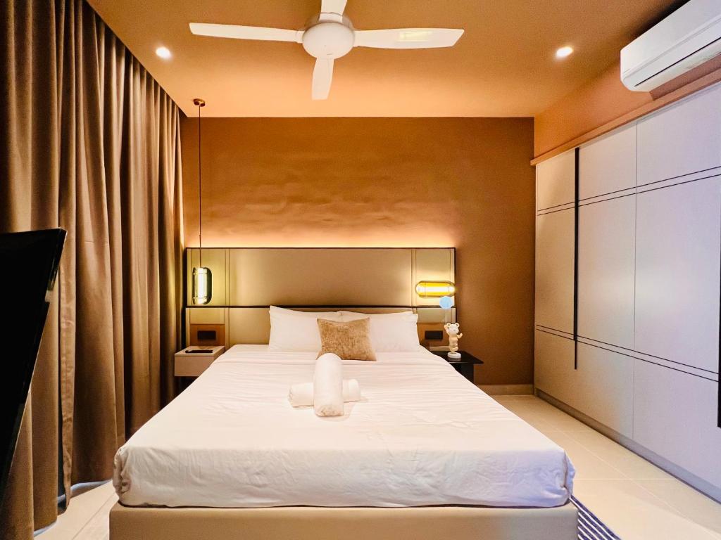 Postel nebo postele na pokoji v ubytování Antara Genting Premium KL View 2BR Karaoke K2