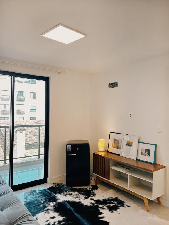 ein Wohnzimmer mit Sofa und Tisch in der Unterkunft Apartamento Serra Bella Itaipava in Araras Petropolis