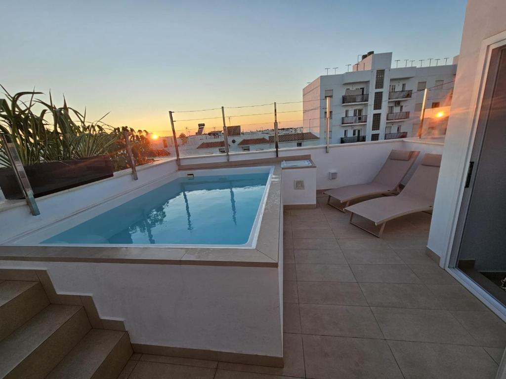 una piscina sul tetto di un edificio di Ático costa de la luz a Conil de la Frontera