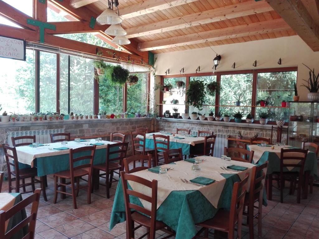 En restaurant eller et andet spisested på Agriturismo Le Due Arcate