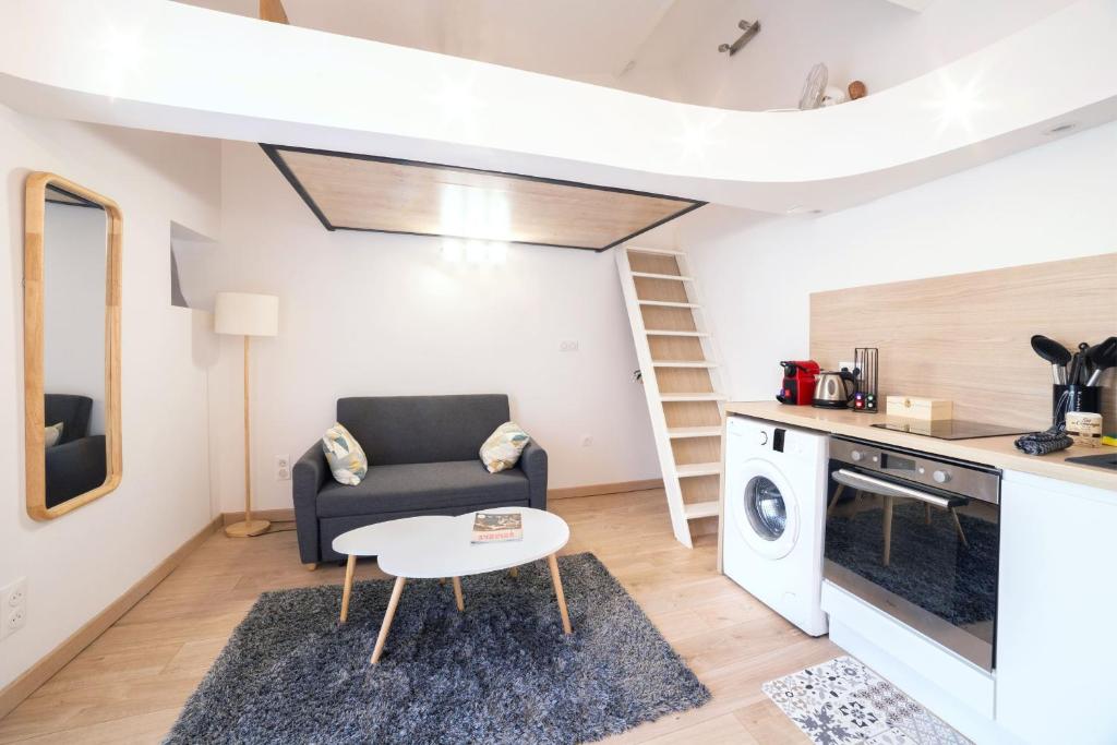 un salon avec un canapé et une table dans l'établissement 10 Charmant studio proche gare et centre, à Valence