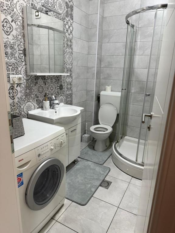 een badkamer met een wastafel en een douche bij Romansa in Bijeljina