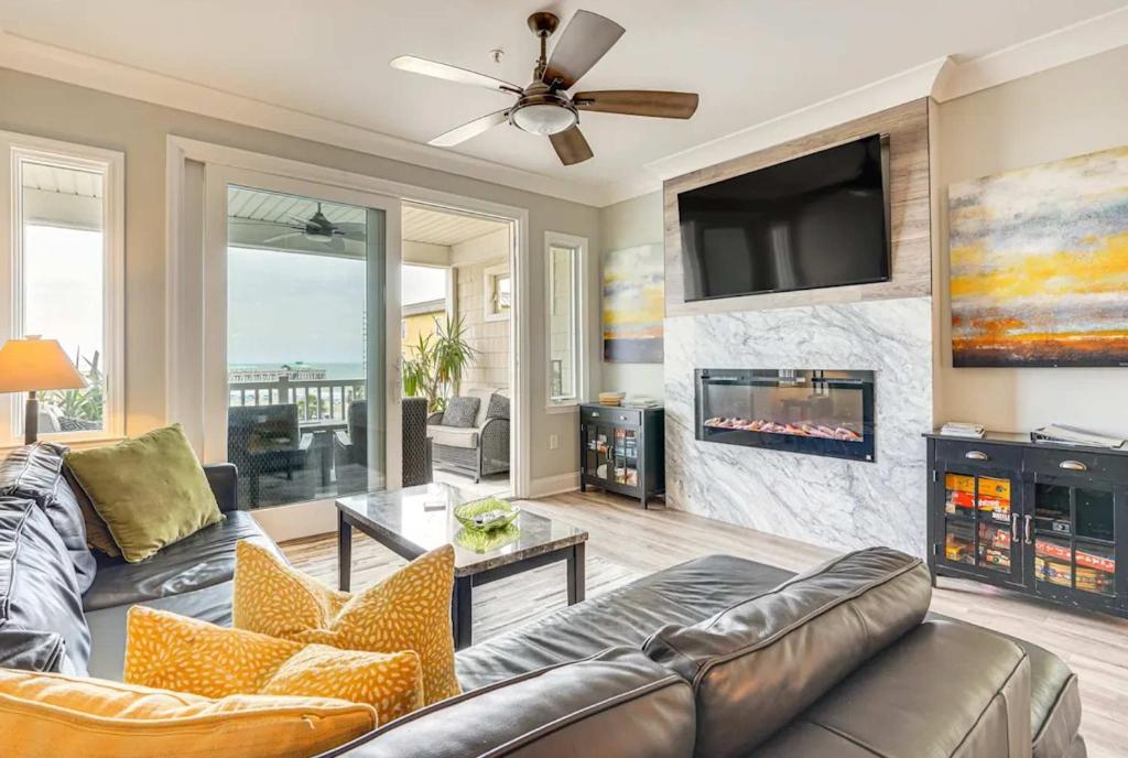 Μια τηλεόραση ή/και κέντρο ψυχαγωγίας στο San Souci By The Sea - Your Folly Beach Oasis