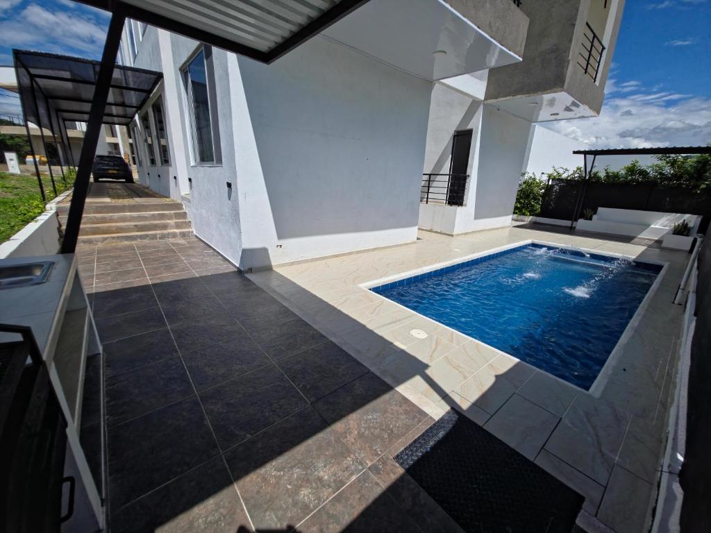 una piscina en el patio trasero de una casa en Quinta VillaAurora, en Carmen de Apicalá