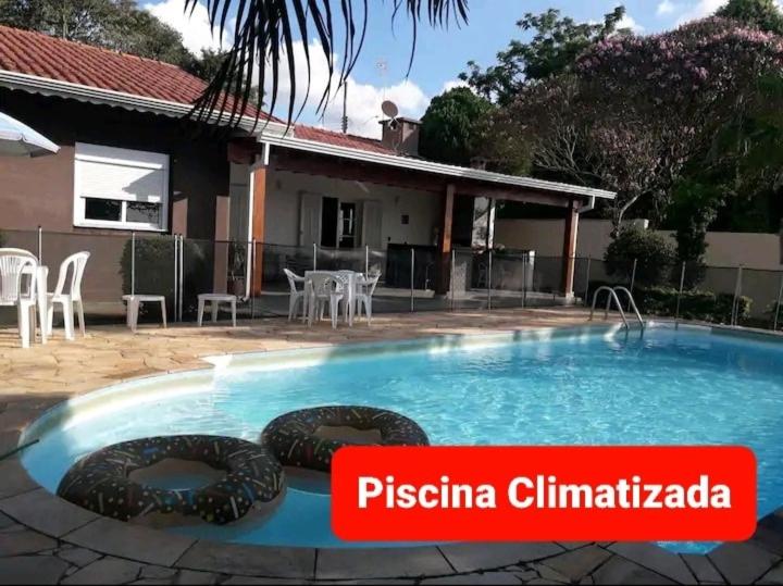 アチバイアにあるCasa Varanda Por do Sol - Piscina Climatizada - Dentro da Cidadeの家の前のプール