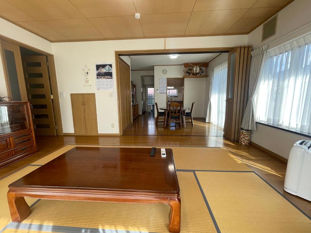 Una sala de estar con una mesa y un comedor. en 富士view 5LDK 河口湖駅まで徒歩圏内 最大10名で一棟貸し, en Fujikawaguchiko