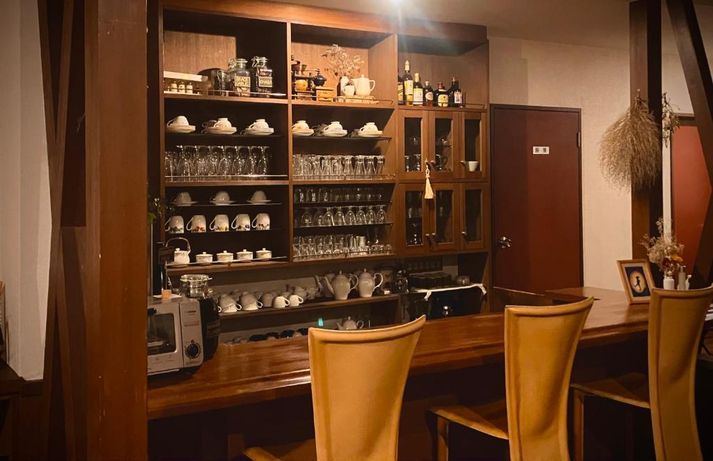 a restaurant with a bar with chairs and a counter at たんばら高原 ペンション スターガーデン in Numata