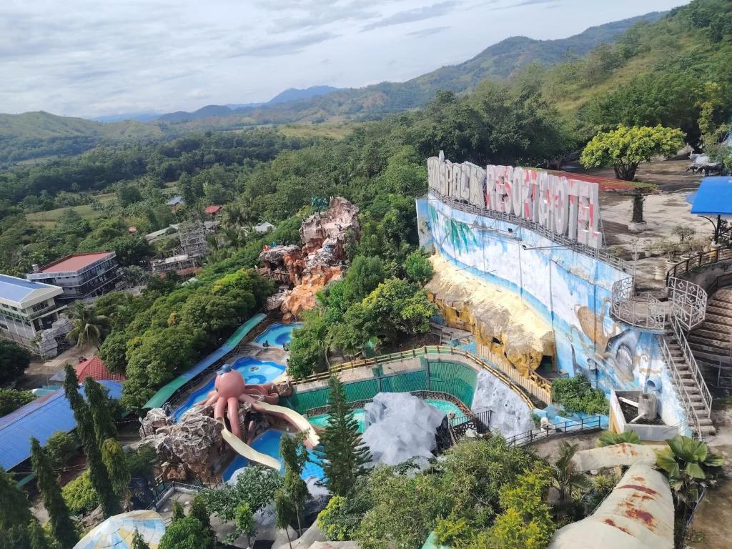 Bazén v ubytování Sam's Mountainview Resort & Hotel nebo v jeho okolí