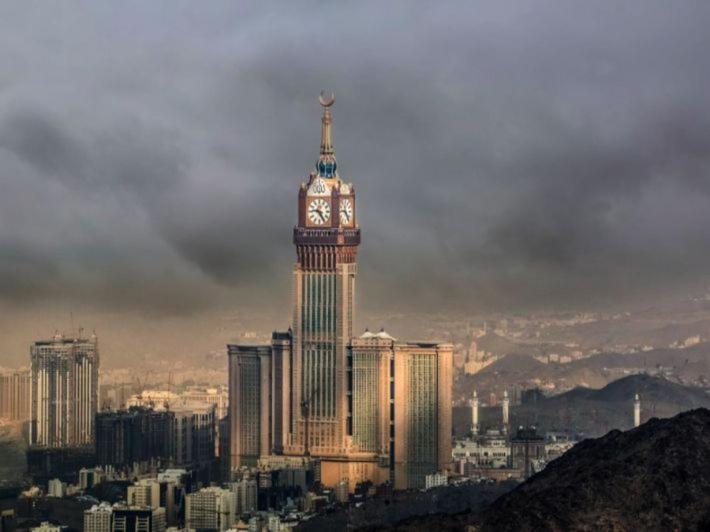 Pemandangan umum bagi Az Zahrāʼ atau pemandangan bandar yang diambil dari hotel