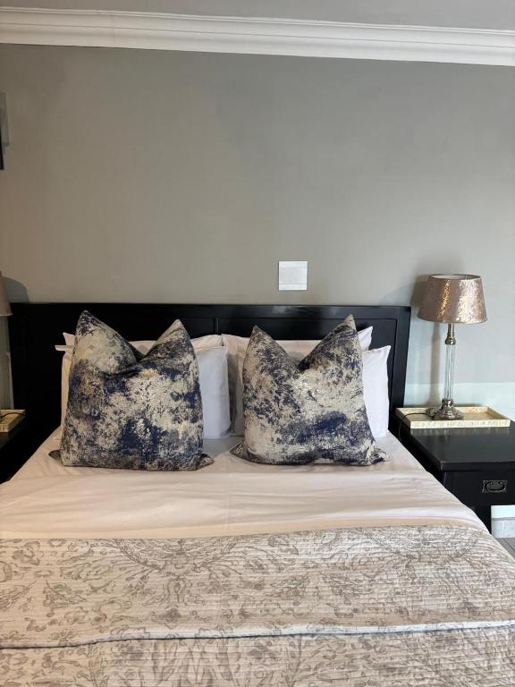 ein Bett mit vier Kissen darauf in der Unterkunft The Throne in Johannesburg