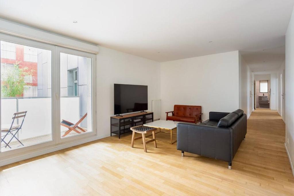 Et tv og/eller underholdning på large appartment 2 parking spaces 5mn paris