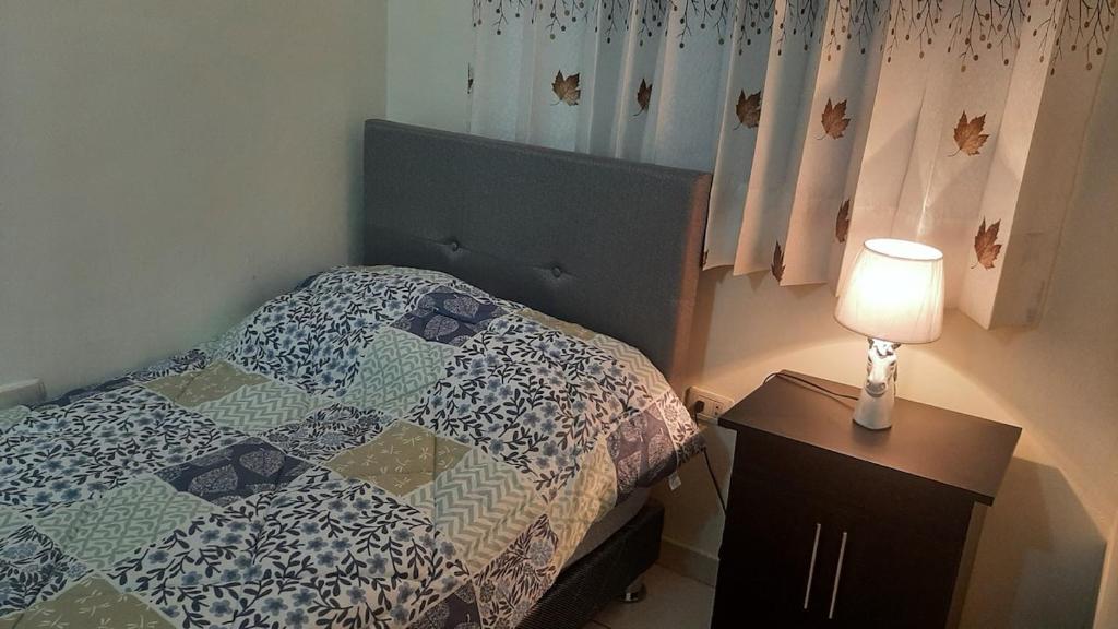 a bedroom with a bed and a lamp on a table at Mini Apartamento acogedor in Miraflores
