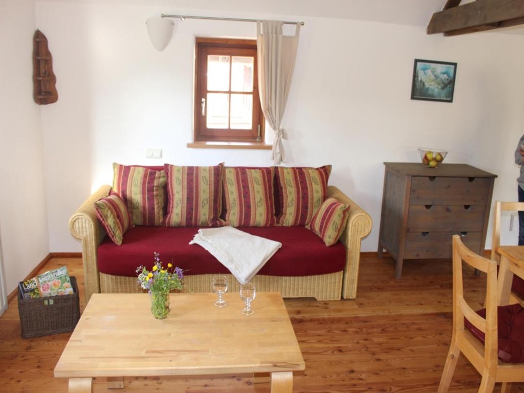 ein Wohnzimmer mit Couch und Tisch in der Unterkunft Ferienwohnung Koppelblick in Pfarrweisach