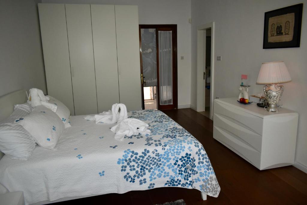 a bedroom with a bed with stuffed animals on it at Secret Villa - Room Rose in Taʼ Lampuka