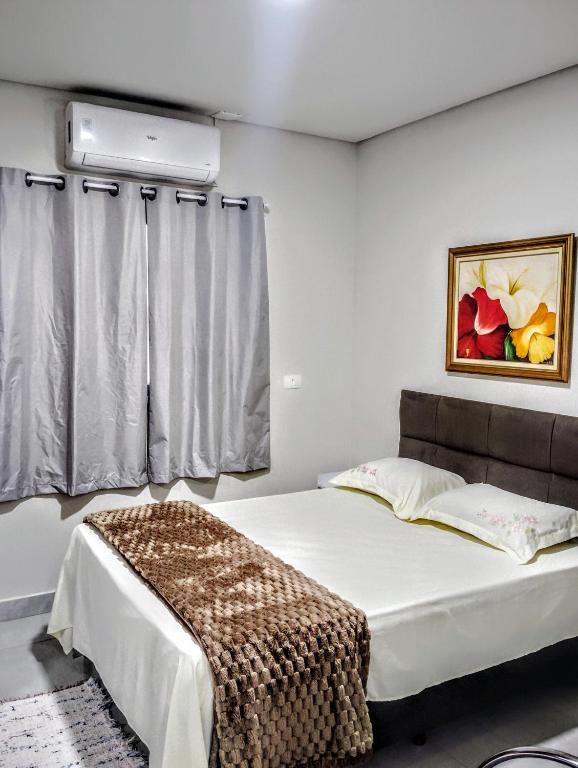 マリンガにあるApartamento 520Cのベッドルーム1室(大型ベッド1台付)