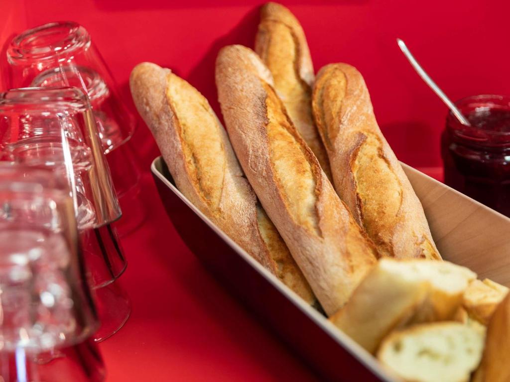 una caja de pan francés con queso y salsa en hotelF1 Bordeaux Ville, en Burdeos