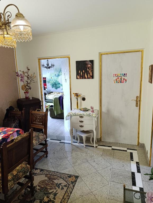 Weltoffenes privates Gästezimmer bei LGBTQ freundlichen Gastgeber der mit in der Wohnung lebt - 17