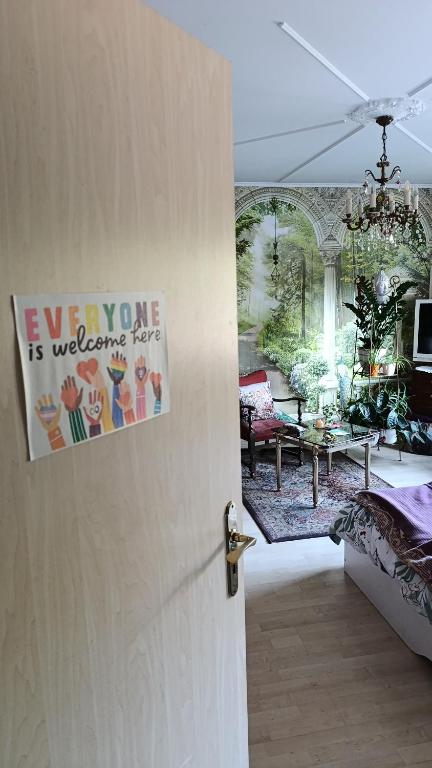 Weltoffenes privates Gästezimmer bei LGBTQ freundlichen Gastgeber der mit in der Wohnung lebt - 11