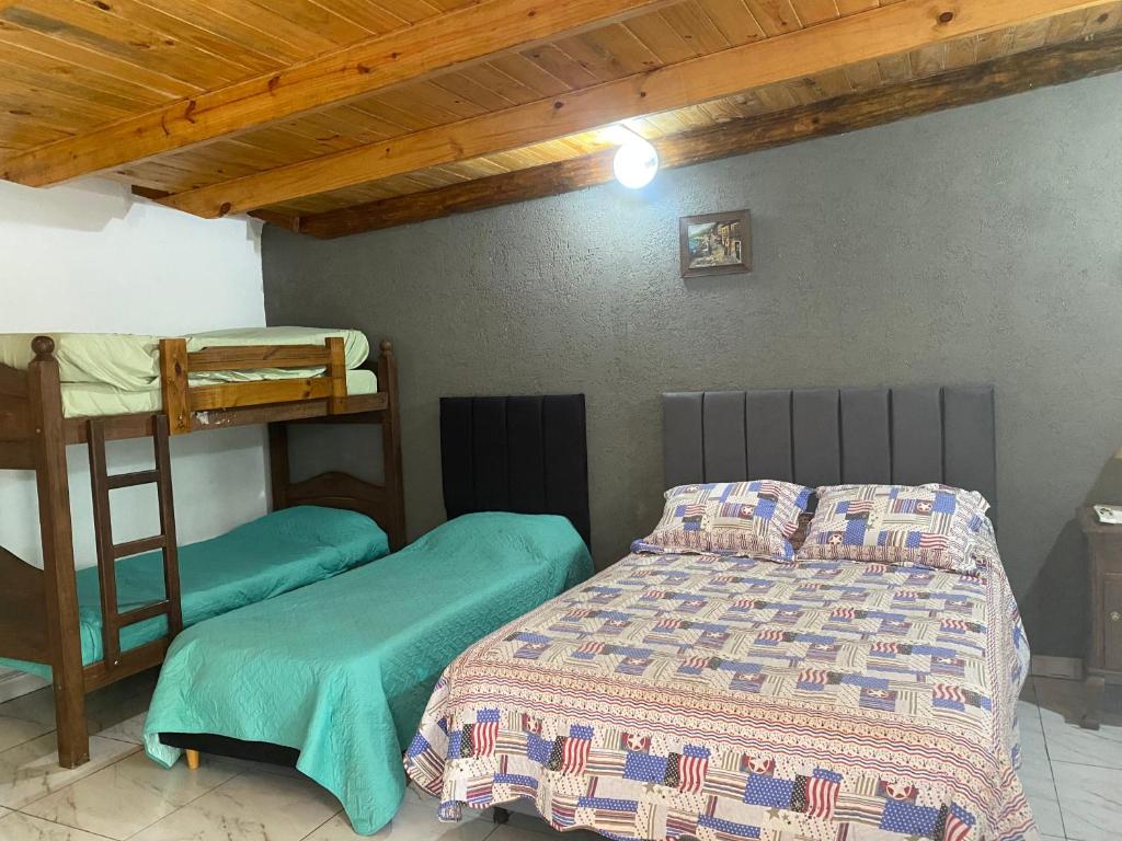 a bedroom with two bunk beds and a bed at Hospedaje María Fernanda in Posadas