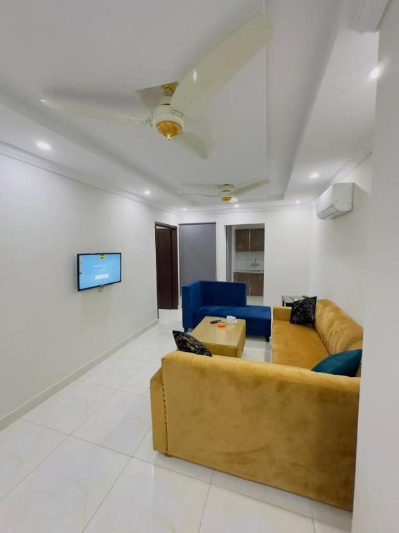 TV a/nebo společenská místnost v ubytování bhatti rooms