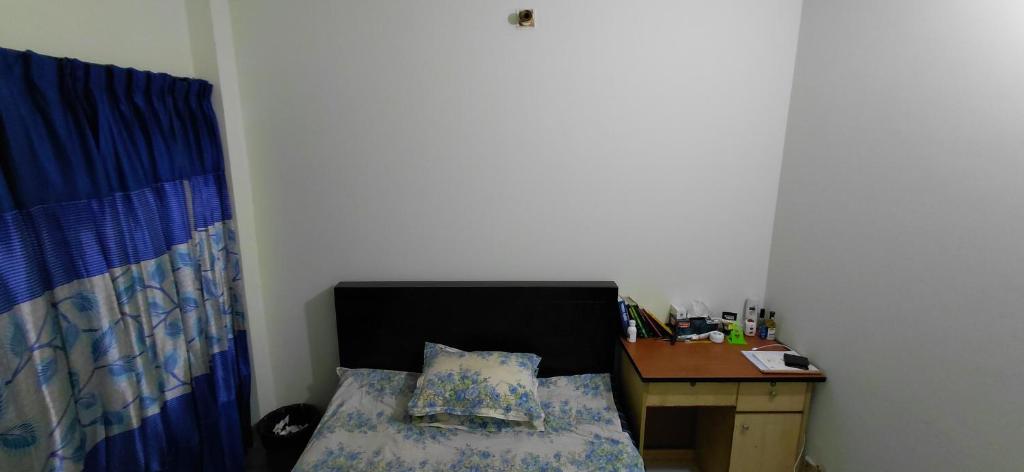 een slaapkamer met een bureau en een bed met een sidx sidx sidx bij Faria House in Dhaka