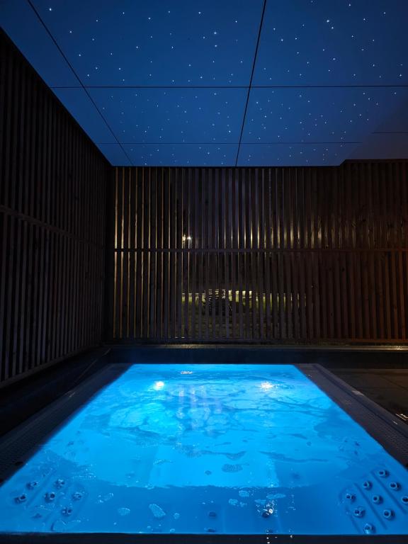 Majoituspaikassa Hôtel L'Echappée Vosgienne - Nature - Récupération - Sport - 300m du lac tai sen lähellä sijaitseva uima-allas