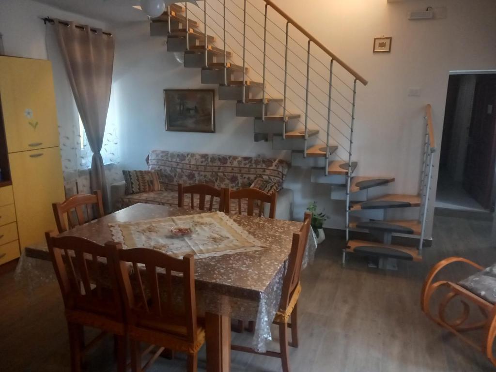 CasalanguidaにあるLa Casetta dei Sogniのダイニングルーム、キッチン(テーブル、階段付)