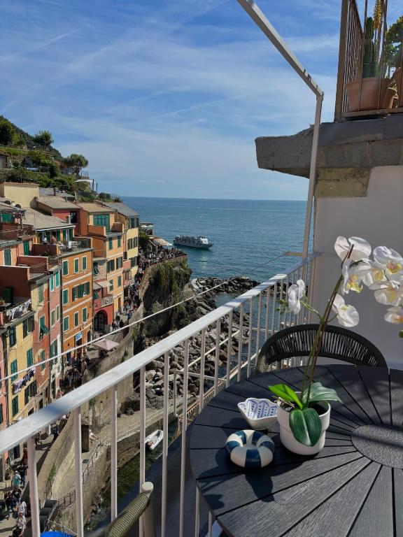 balcone con tavolo e vista sull'oceano di Sea Breeze a Riomaggiore
