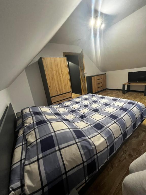 ルドビコビツェ・クウォツキエにあるNest Hausのベッドルーム1室(屋根裏部屋に大型ベッド1台付)