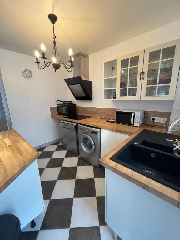 Cuisine ou kitchenette dans l'établissement Le Cocon- appartement avec terrasse a 5 minutes a pied de la plage