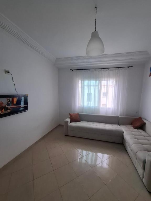 Posezení v ubytování Appt près Aéroport Tanger et centre transportation pub