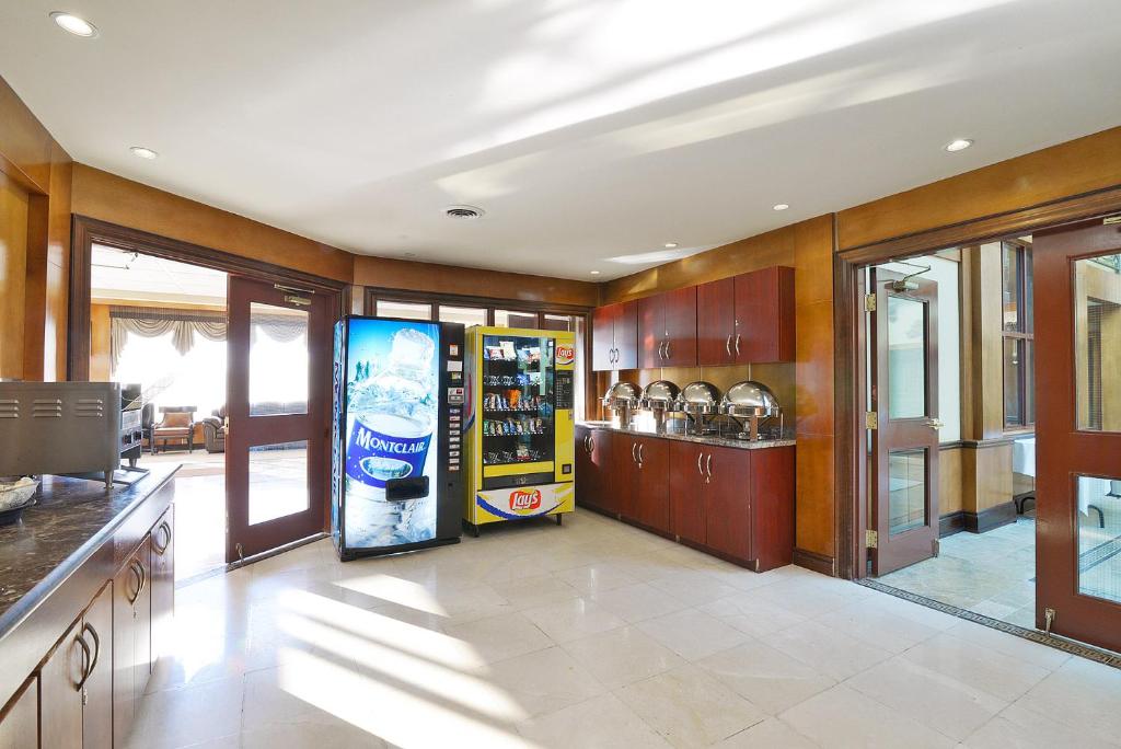 Woodbine Hotel & Suites photo