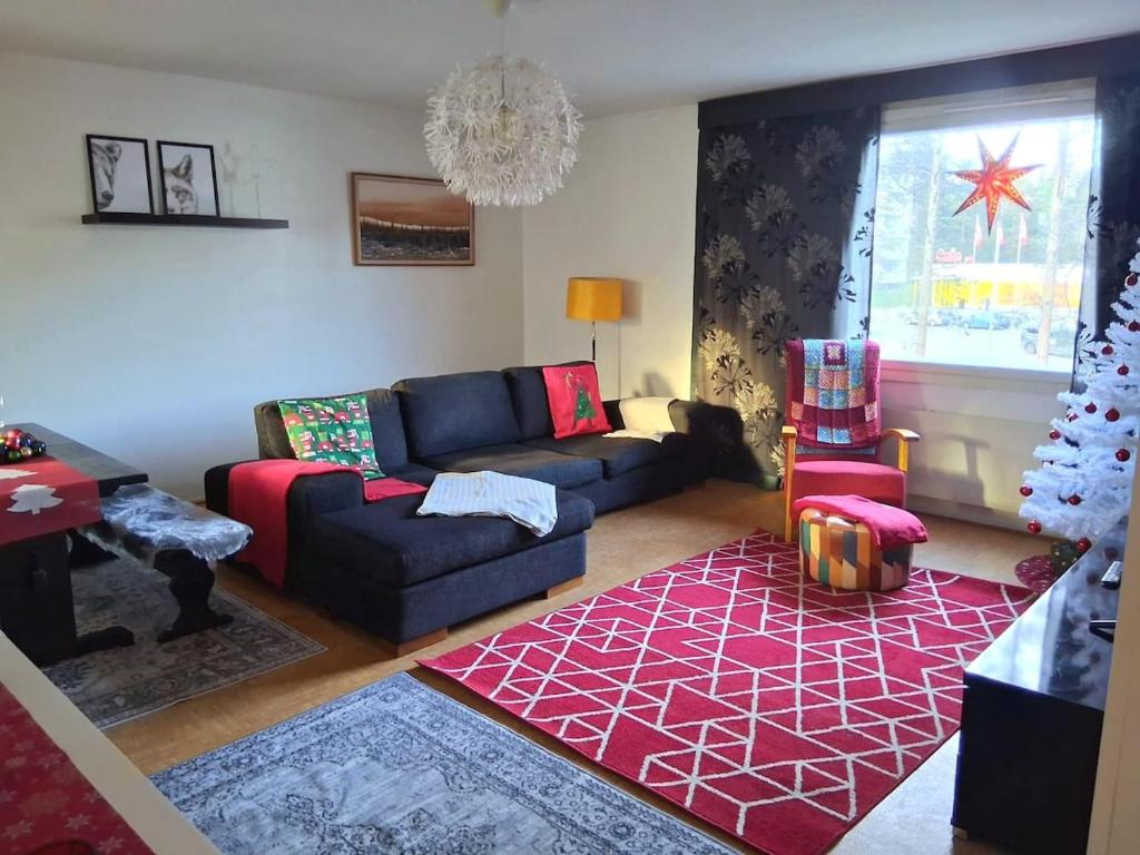 una sala de estar con un sofá y una alfombra en Cozy and family friendly apartment, en Rovaniemi