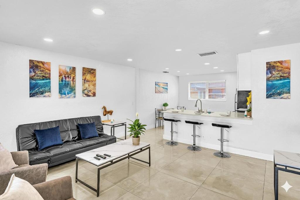 New Stylish 2 Bdrm Mins To Beach & Aventura Mall - Housity