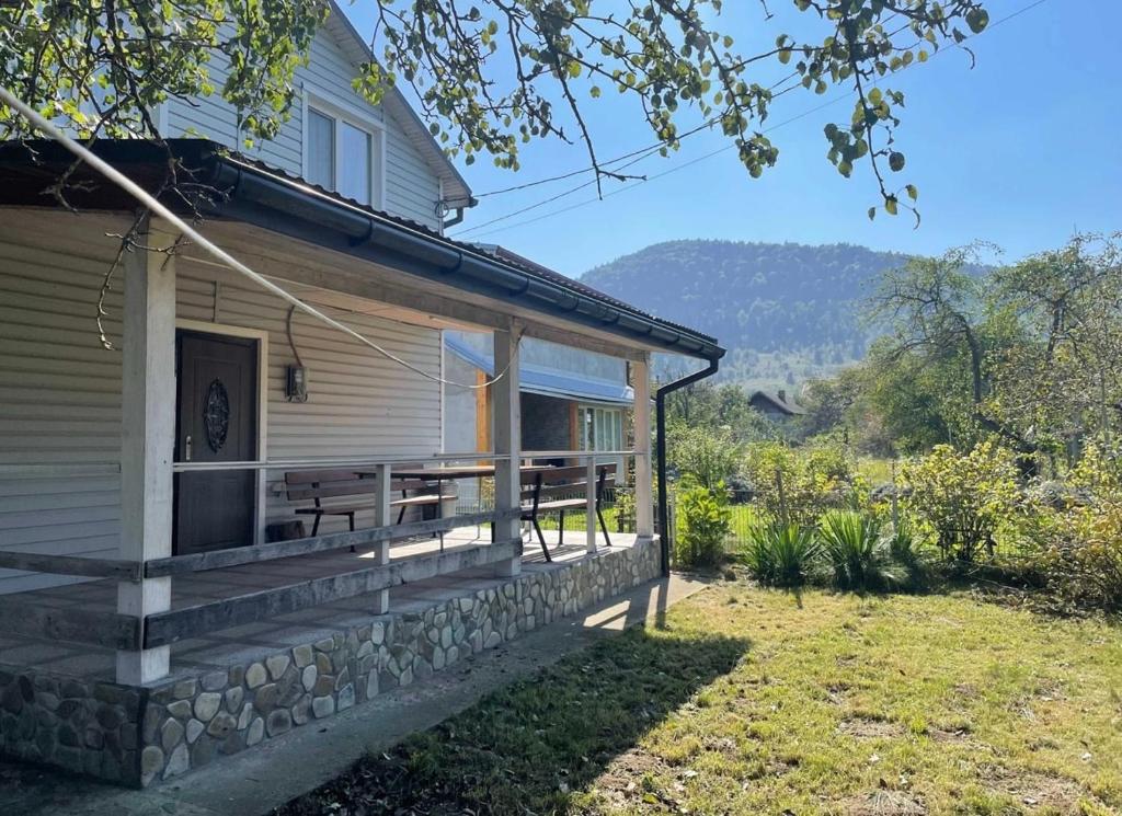 Nespecifikovaný výhled na hory nebo výhled na hory při pohledu z vily