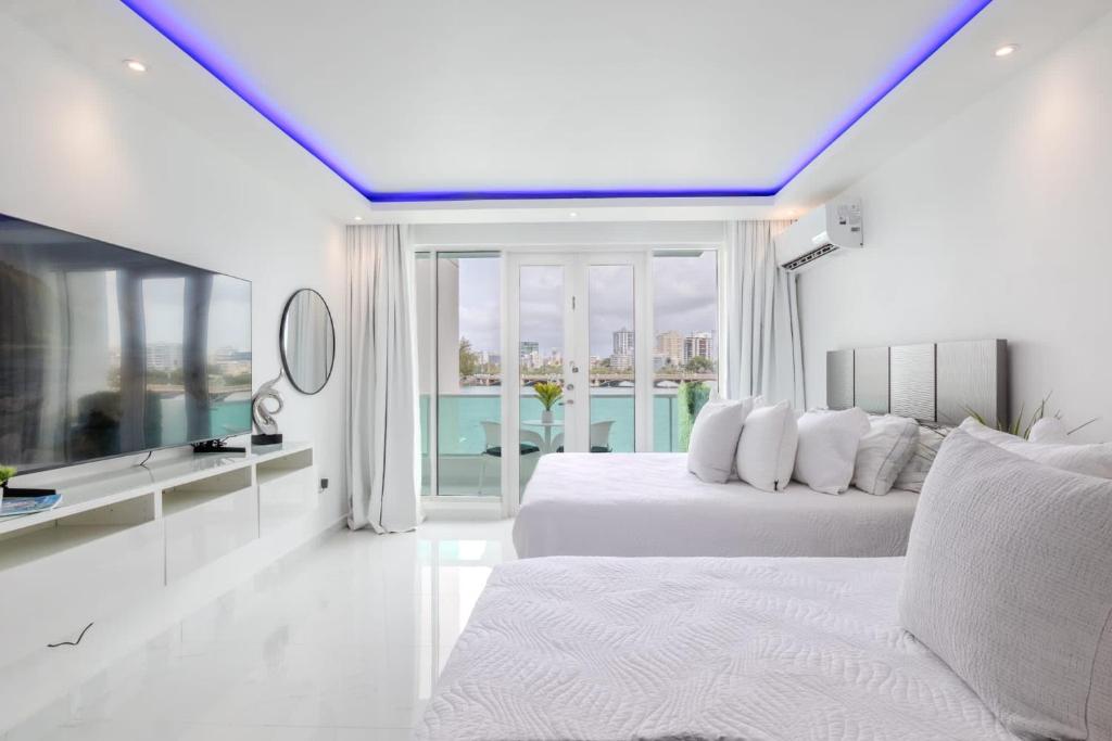 um quarto com 2 camas e um tecto azul em Condado Lagoon Villas-Lagoon View Studio em San Juan