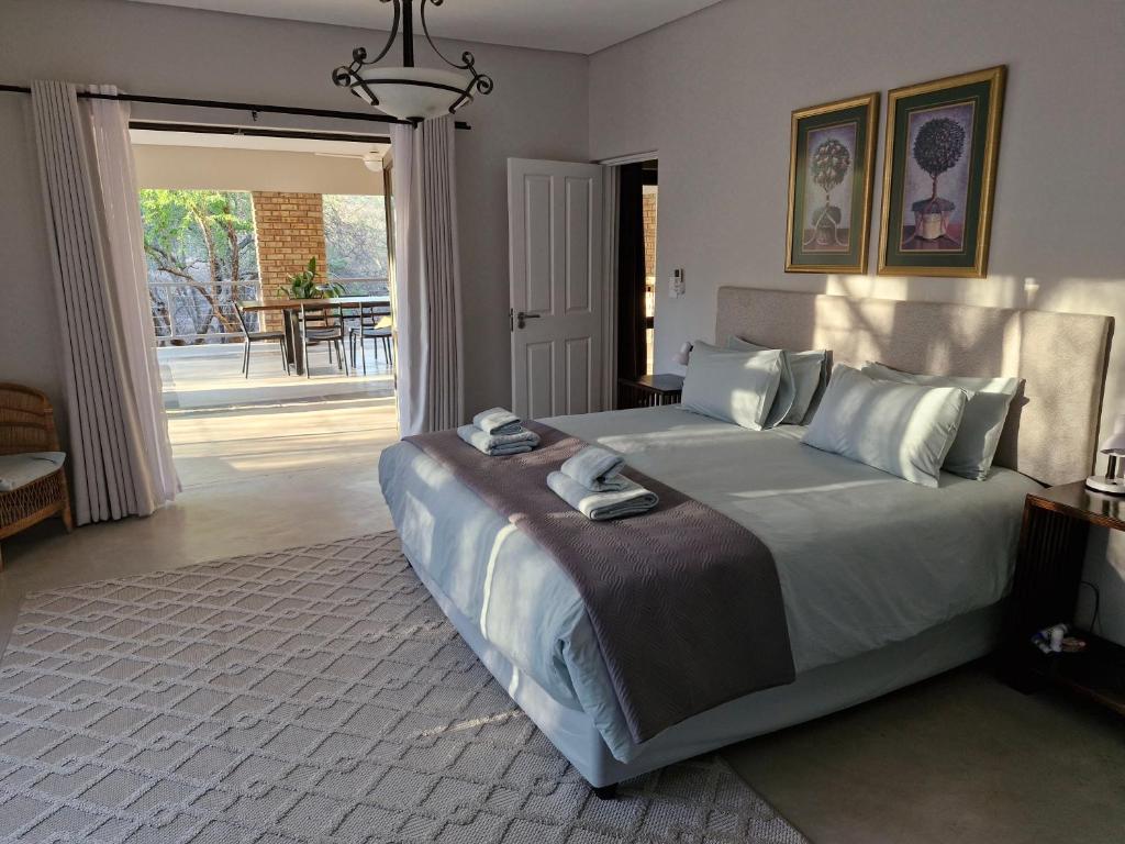 Postel nebo postele na pokoji v ubytování Tusker House Kruger