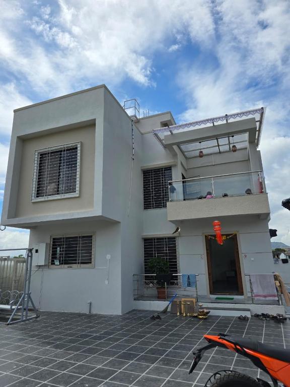 een groot wit huis met een dak bij Mountain Crest Villa in Kārli