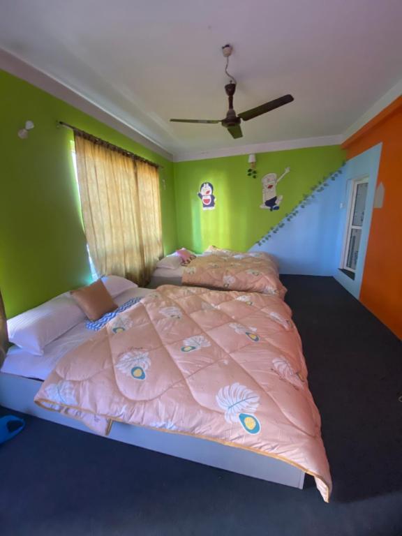 Postel nebo postele na pokoji v ubytování Home made guest house and netflix