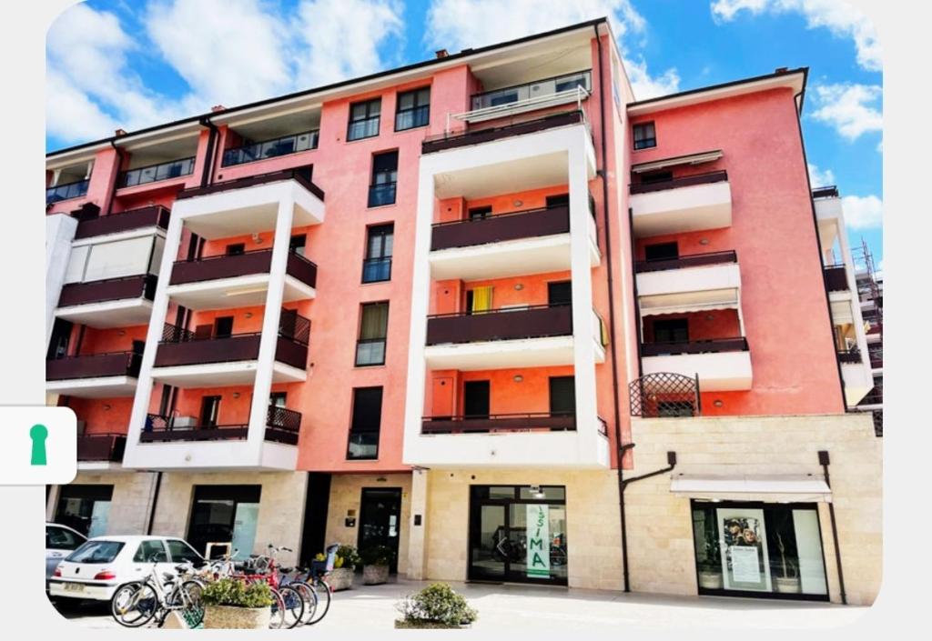 un edificio rojo con bicicletas estacionadas frente a él en Sweet Home Apartament, en Arezzo