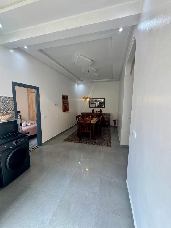 索维拉Bella casa的带桌子的客厅和餐厅