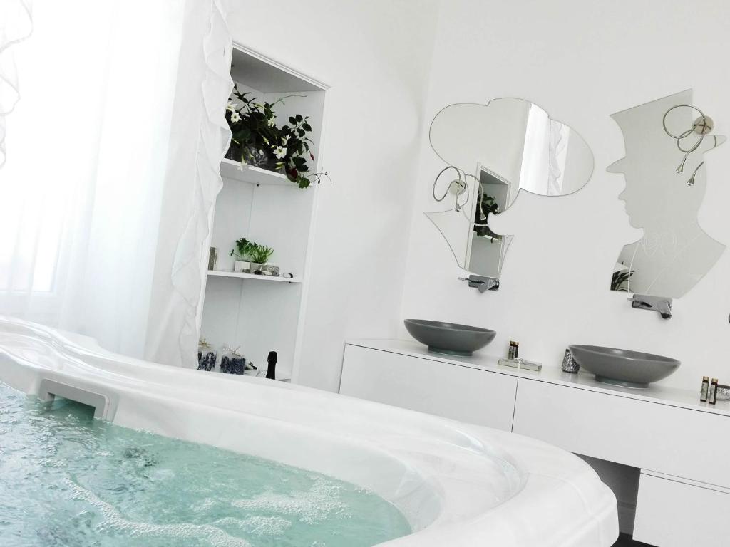 萊切的住宿－Corte del Pascià，白色的浴室设有浴缸和两个盥洗盆
