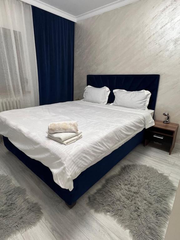 a bedroom with a large bed with white sheets and pillows at Relax Loft in Oradea